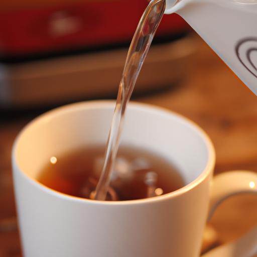 Cận cảnh ly trà được đổ từ máy pha trà